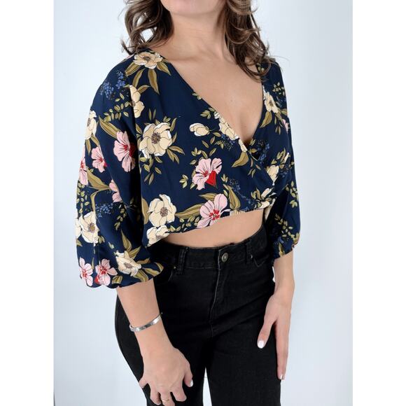 Heart and Hips Quarter Sleeve Floral Navy V-neckline Blouse Size Small - Picture 1 of 3